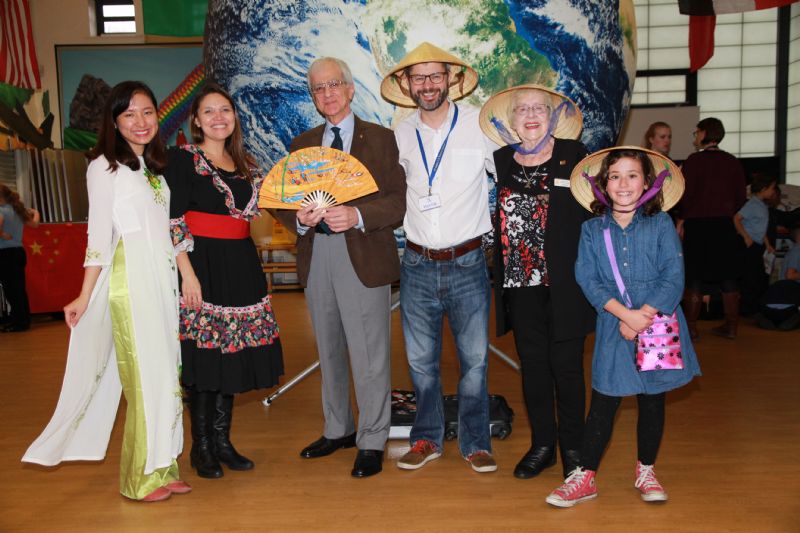 From left to right: Ngan (a volunteer from Vietnam), Liu (a volunteer from Chile), Najib Yousif (Rotary Club of Stockport Lamplighter), Sam Harris (Manchester International Society), Joan Ebbrell (Rotary Club of Stockport Lamplighter) and Isabel from Vene